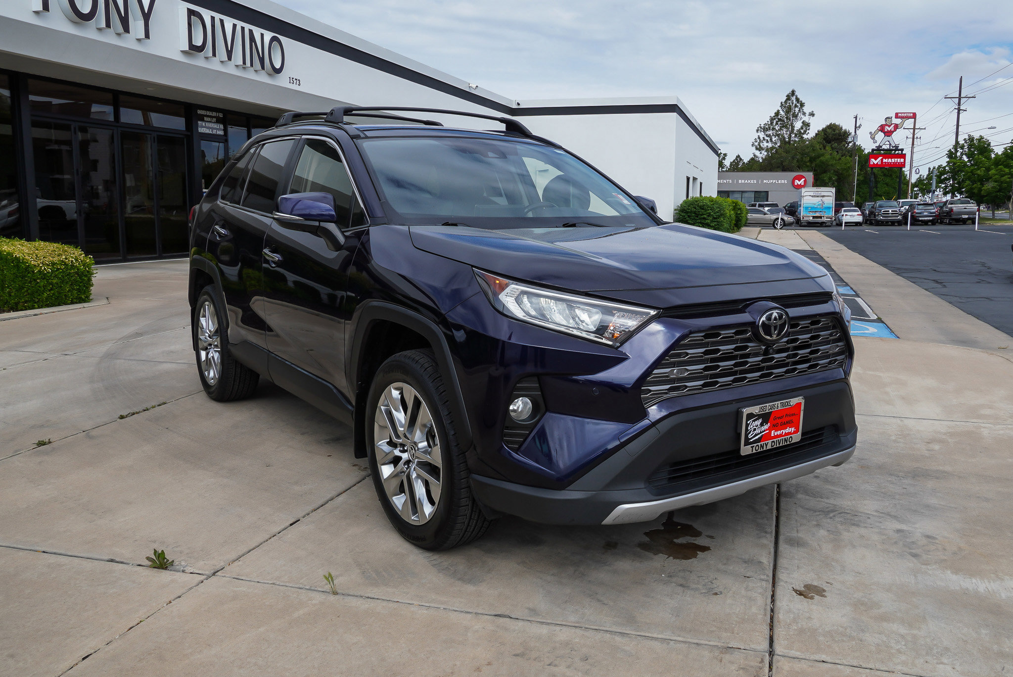 Used 2021 Toyota RAV4 Limited AWD/4WD image 2