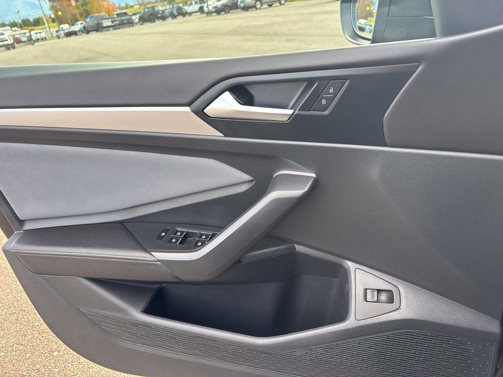 Used 2025 Volkswagen Jetta SE FWD image 28