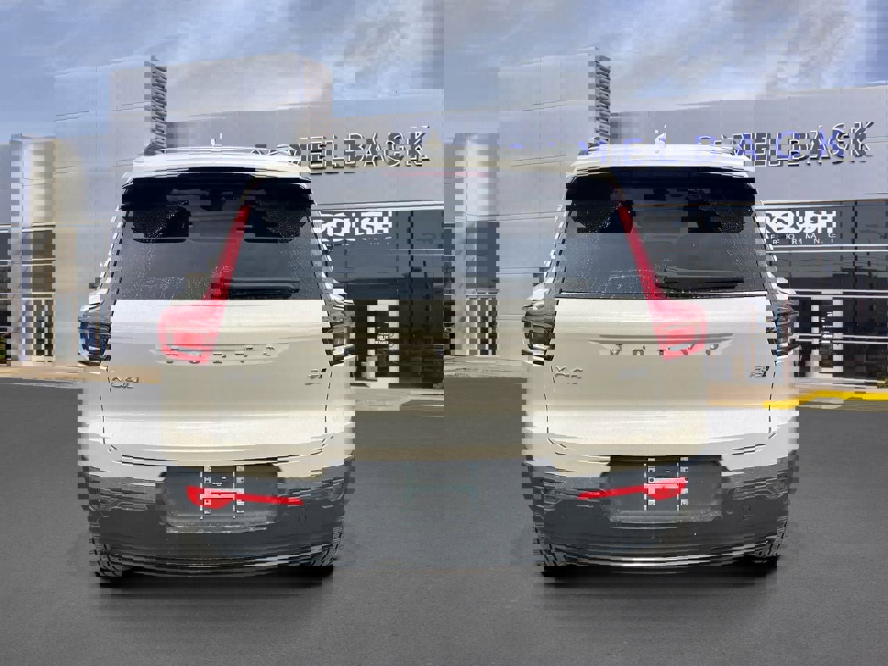 Used 2025 Volvo XC40 B5 Plus w/ Climate Package image 5