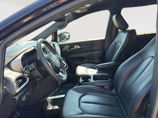 Used 2025 Chrysler Pacifica Select FWD image 8