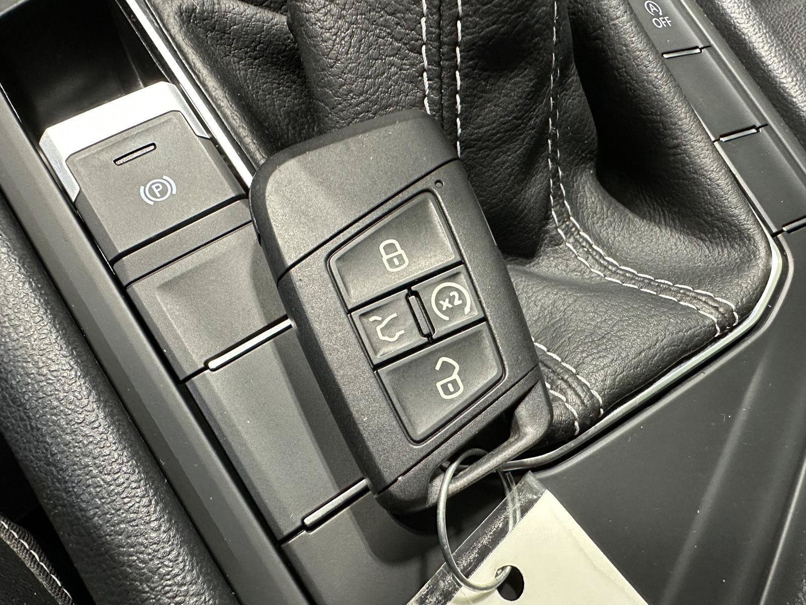 Used 2022 Volkswagen Taos SE w/ Panoramic Sunroof Package FWD image 32