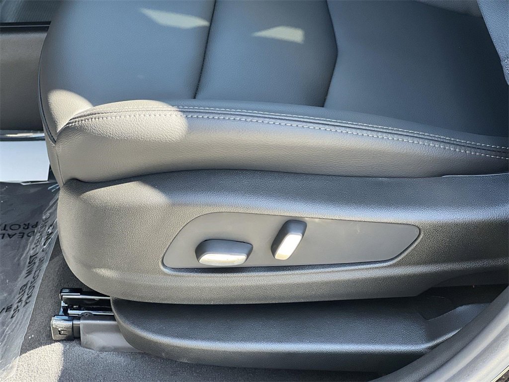 New 2025 Cadillac XT6 Luxury image 22