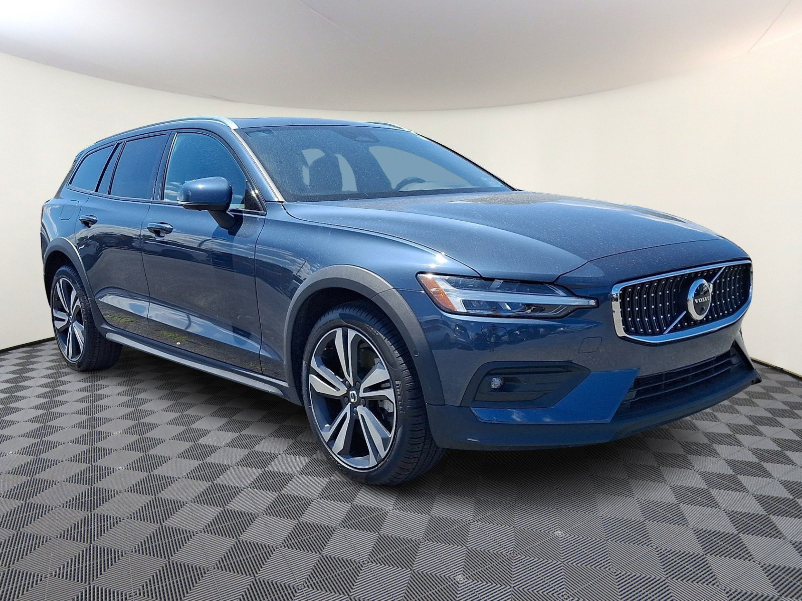 Used 2025 Volvo V60 B5 Cross Country Plus AWD/4WD video 1