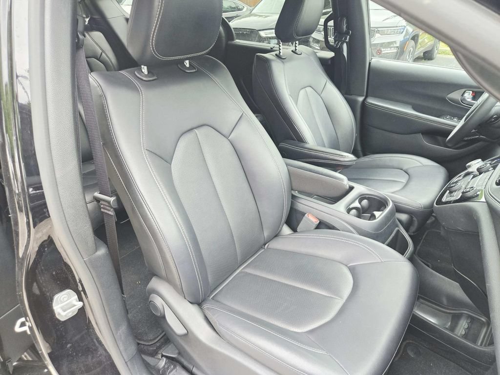 Used 2025 Chrysler Pacifica Select FWD image 17