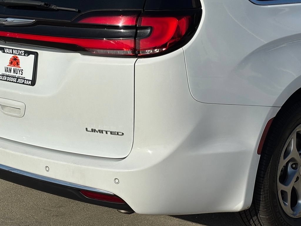Used 2023 Chrysler Pacifica Limited FWD image 4