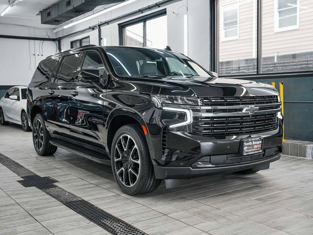 Used 2022 Chevrolet Suburban RST w/ Sport Performance Package image 3