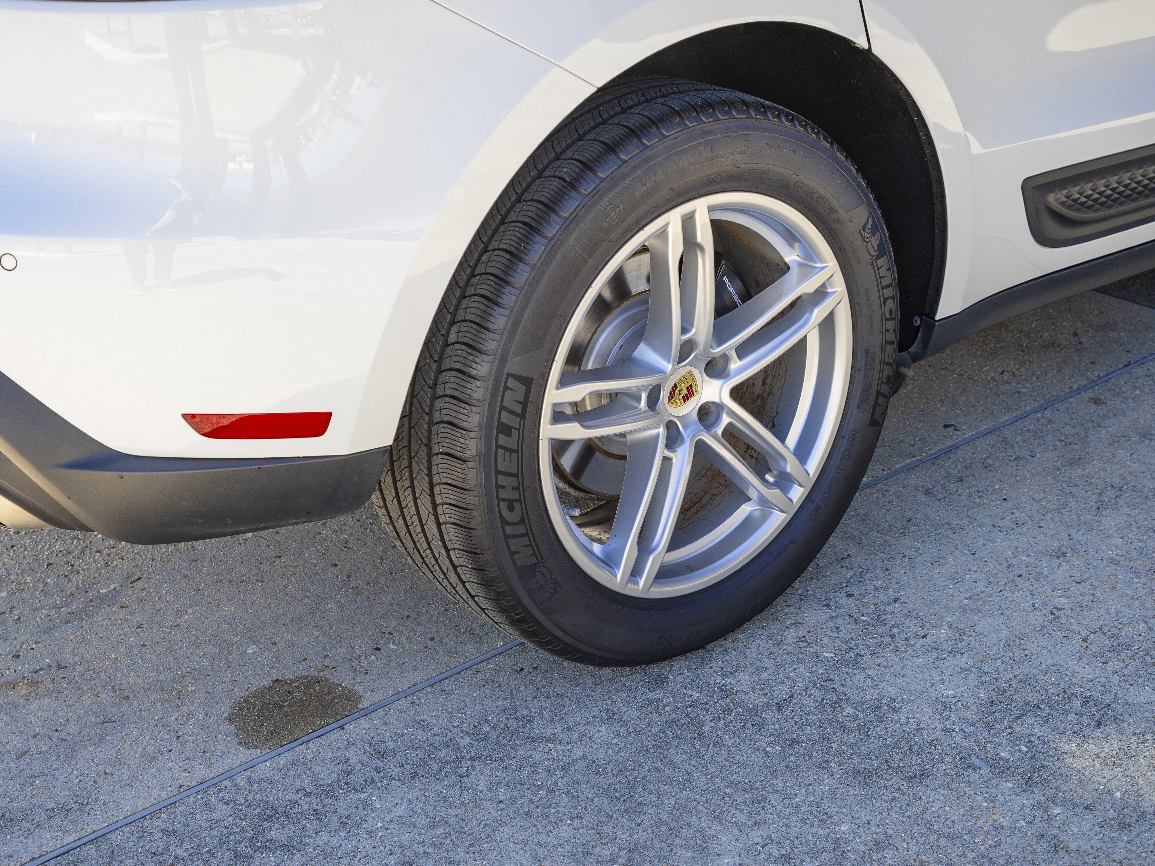 Certified 2025 Porsche Macan image 14