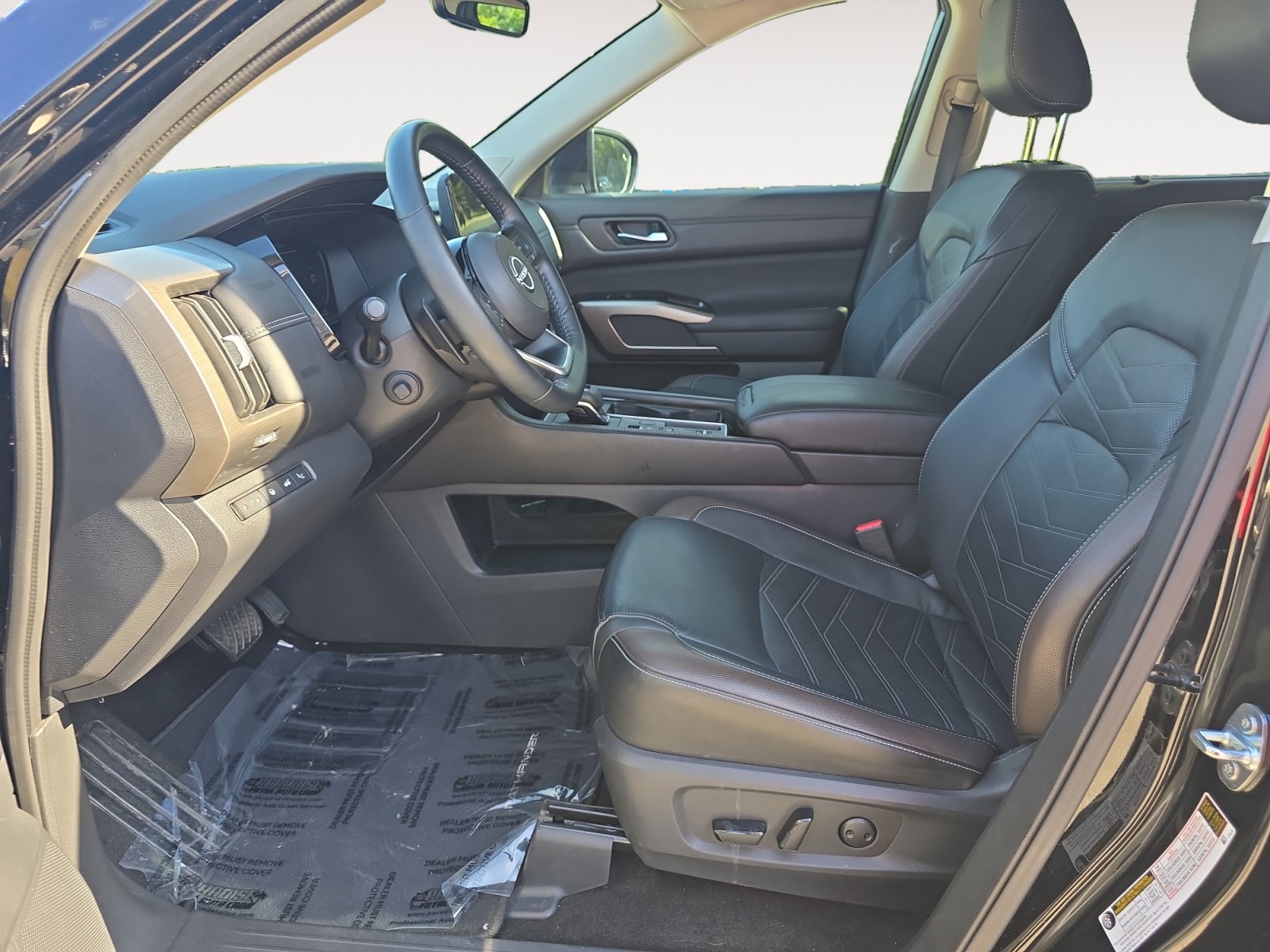 Used 2024 Nissan Pathfinder Platinum image 23