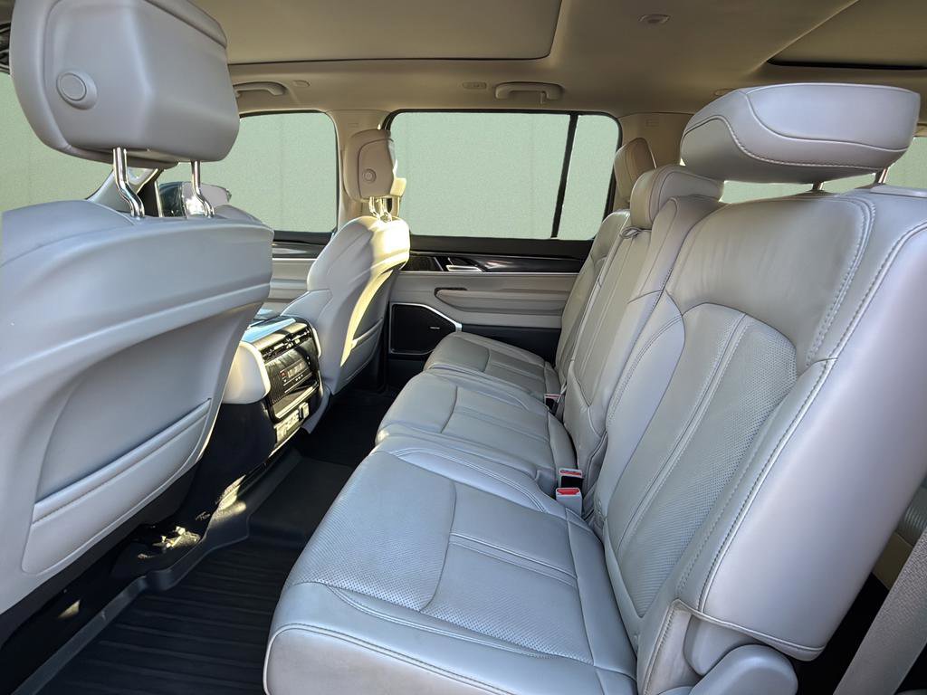 Used 2023 Jeep Wagoneer 4WD w/ Premium Group I image 21