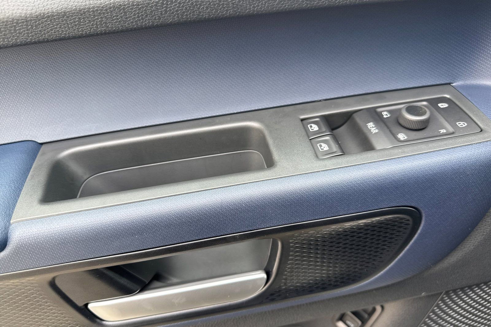New 2025 Volkswagen ID. Buzz Pro S RWD image 11