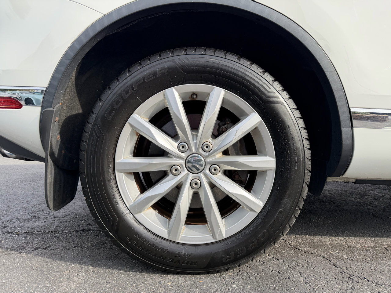 Used 2016 Volkswagen Touareg Sport image 29