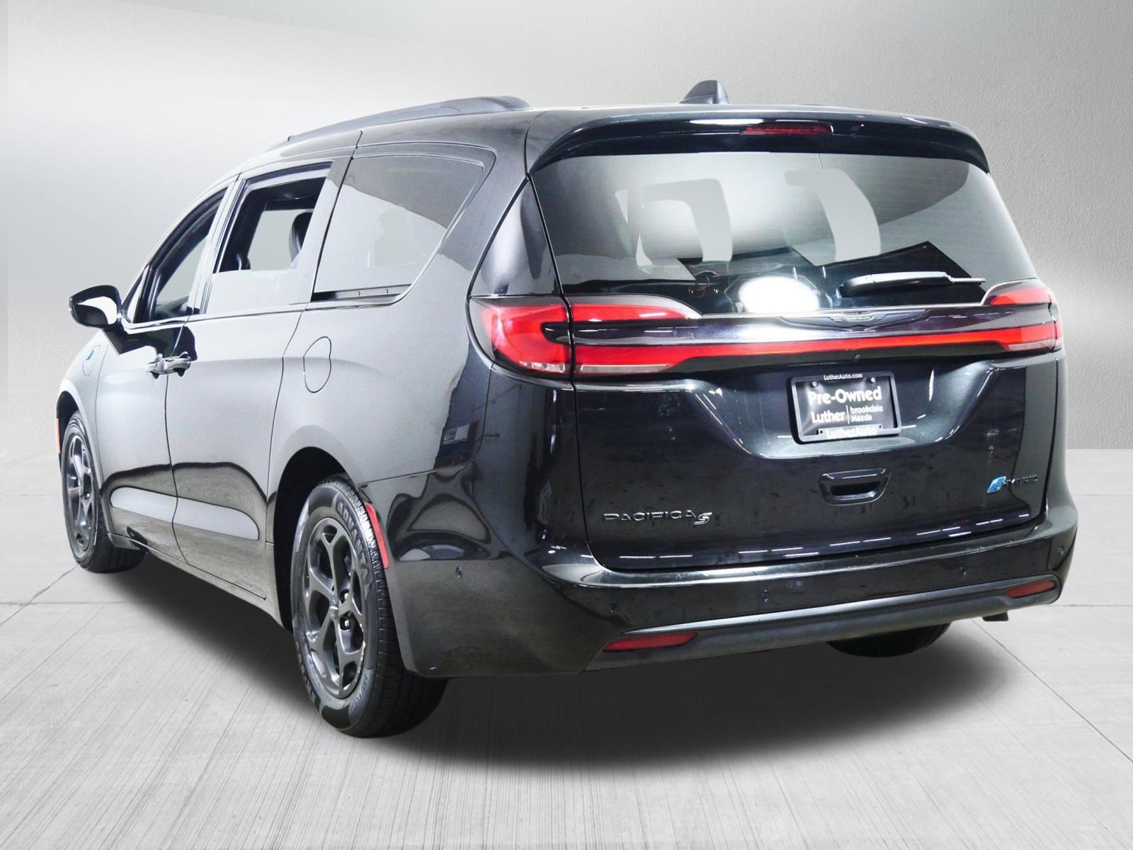 Used 2024 Chrysler Pacifica Premium FWD image 5