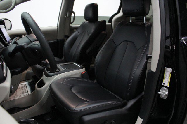 Used 2024 Chrysler Pacifica Touring-L image 8