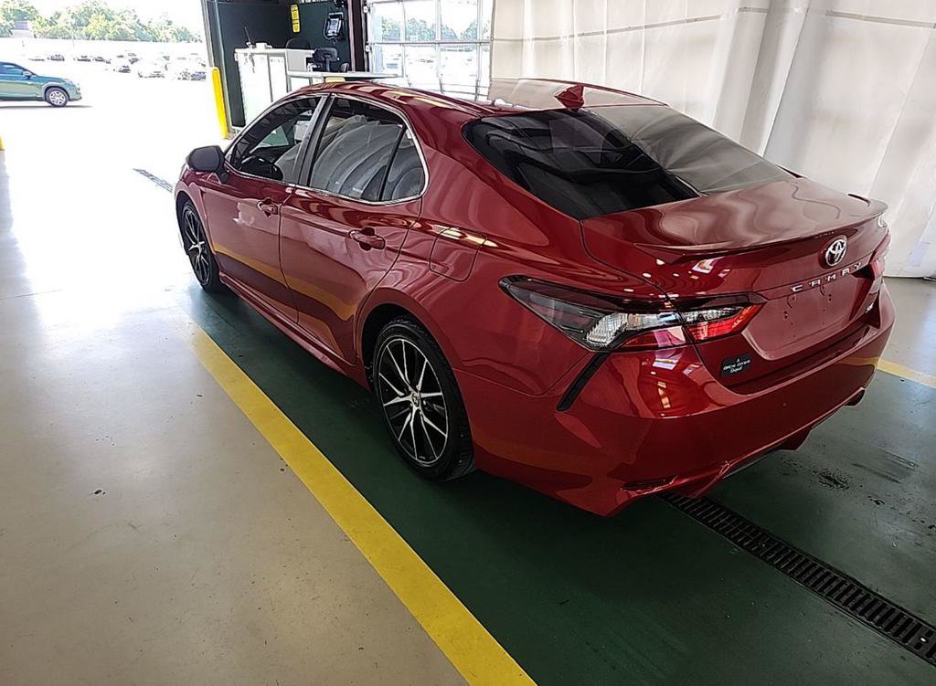 Used 2022 Toyota Camry SE FWD image 3