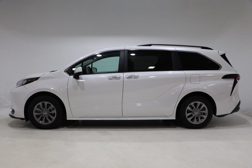 Used 2025 Toyota Sienna XLE w/ XLE Plus Package AWD/4WD image 4