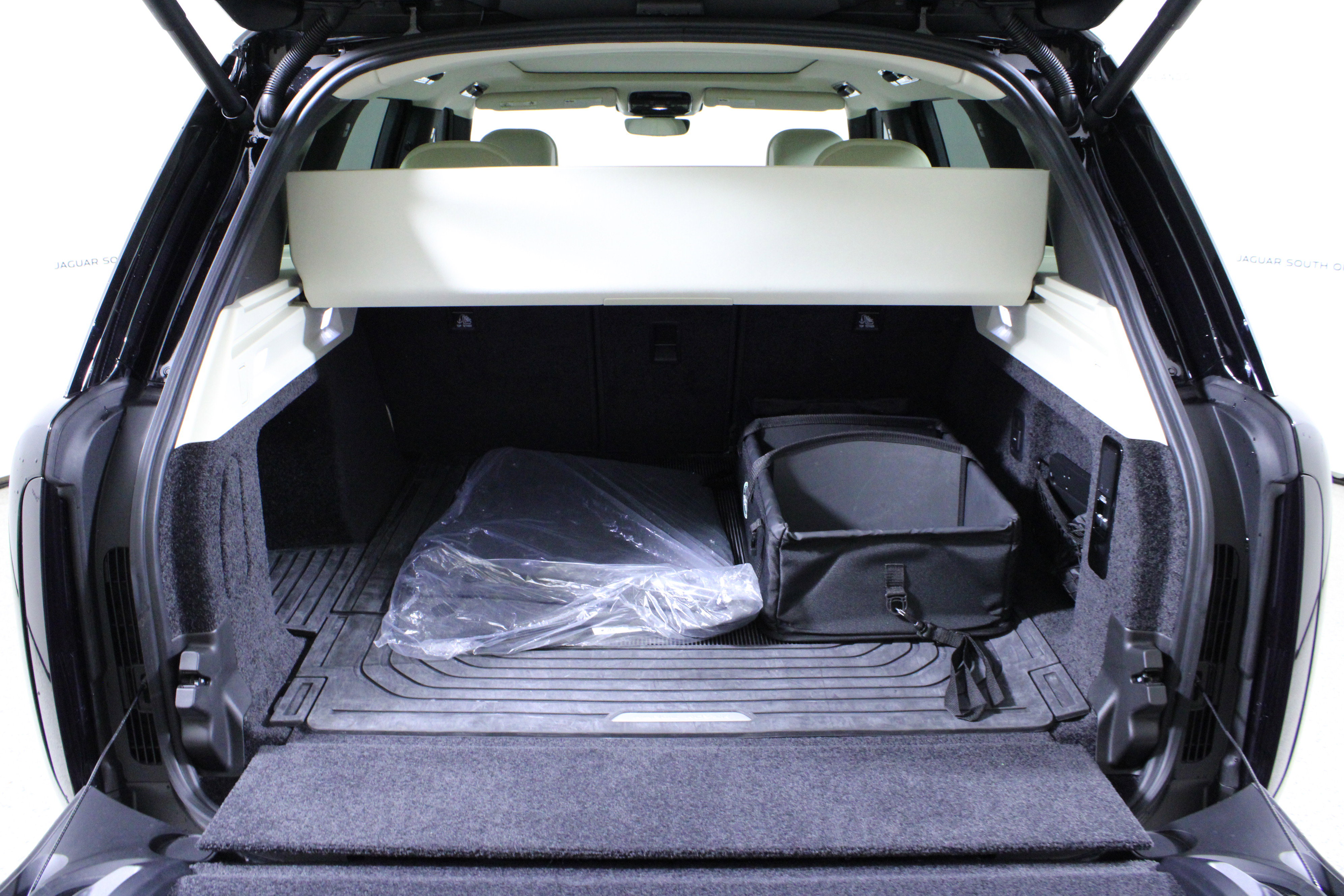 Used 2024 Land Rover Range Rover SE image 9