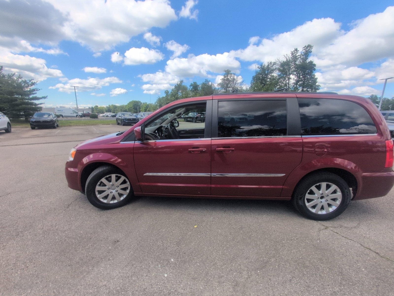 Used 2015 Chrysler Town & Country Touring FWD image 12