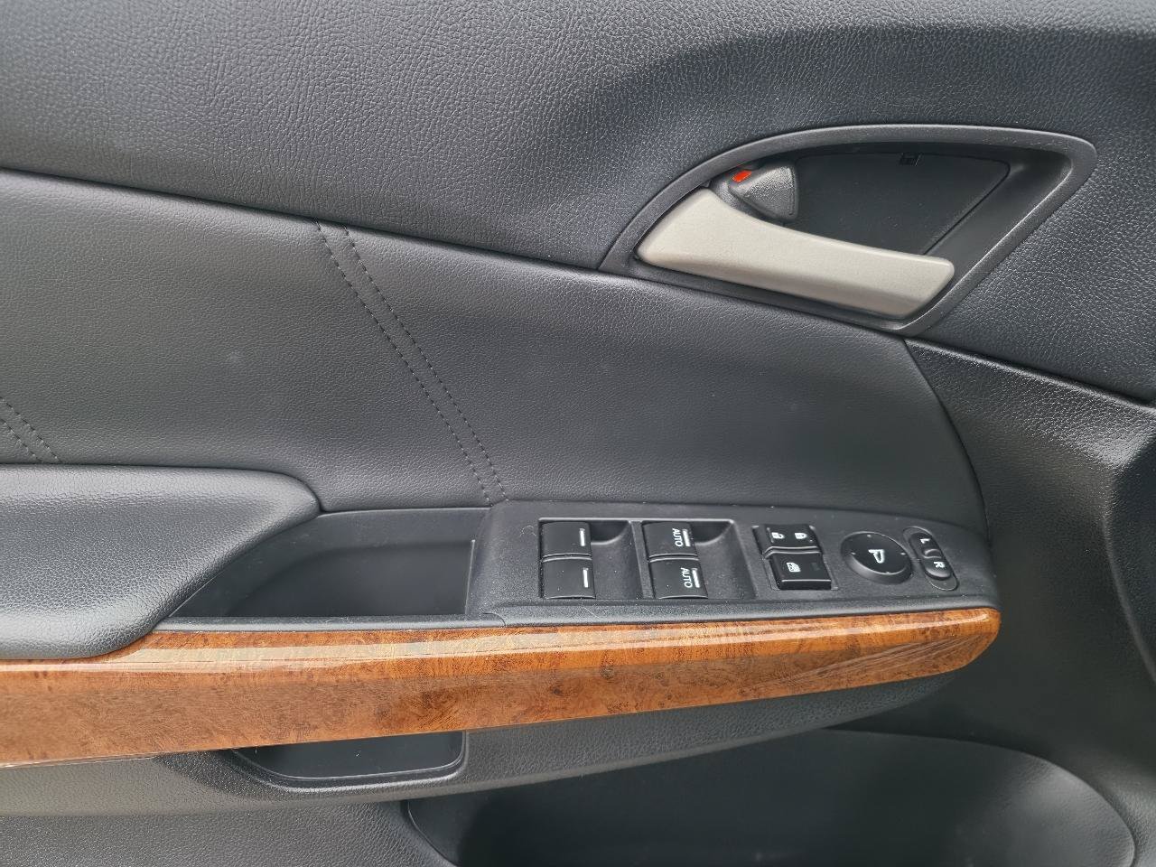 Used 2011 Honda Accord EX-L image 25