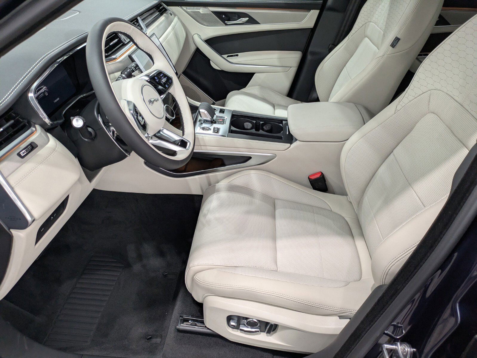 New 2026 Jaguar F-PACE R-Dynamic S image 6