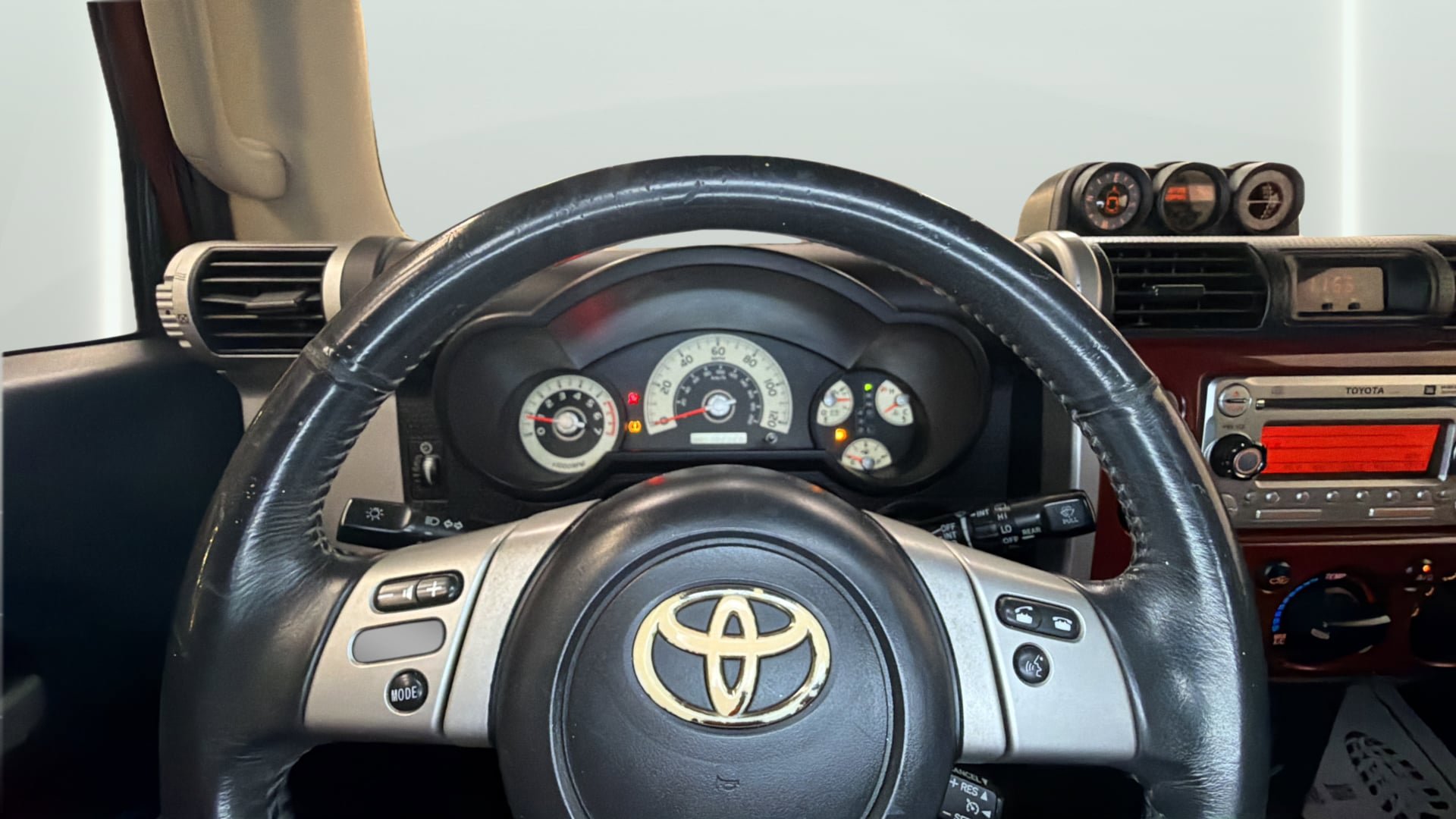 Used 2011 Toyota FJ Cruiser 2WD w/ Upgrade Pkg image 28