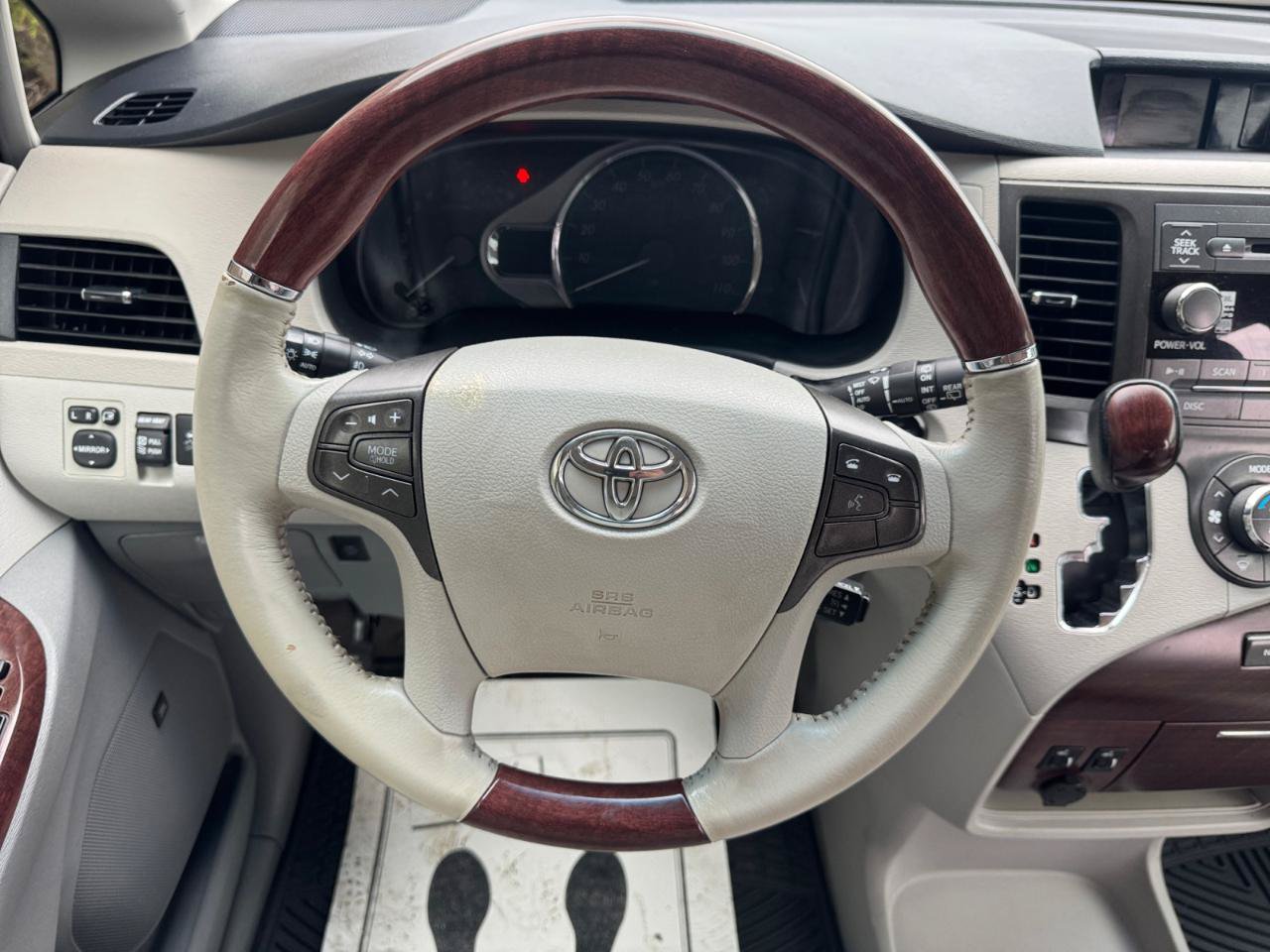 Used 2014 Toyota Sienna Limited w/ Limited Convenience Package FWD image 12