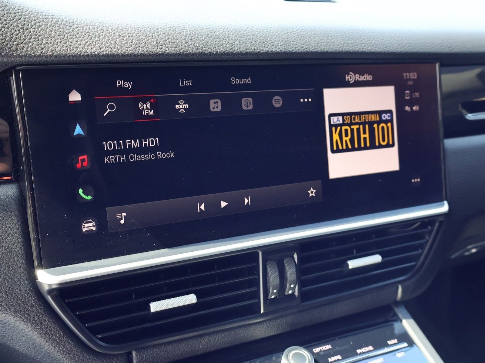 Certified 2023 Porsche Cayenne Platinum Edition image 16