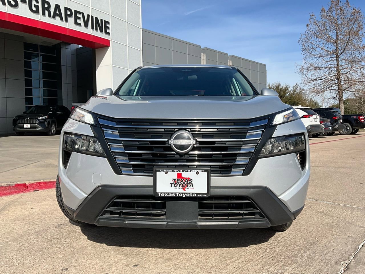 Used 2025 Nissan Rogue SV image 3