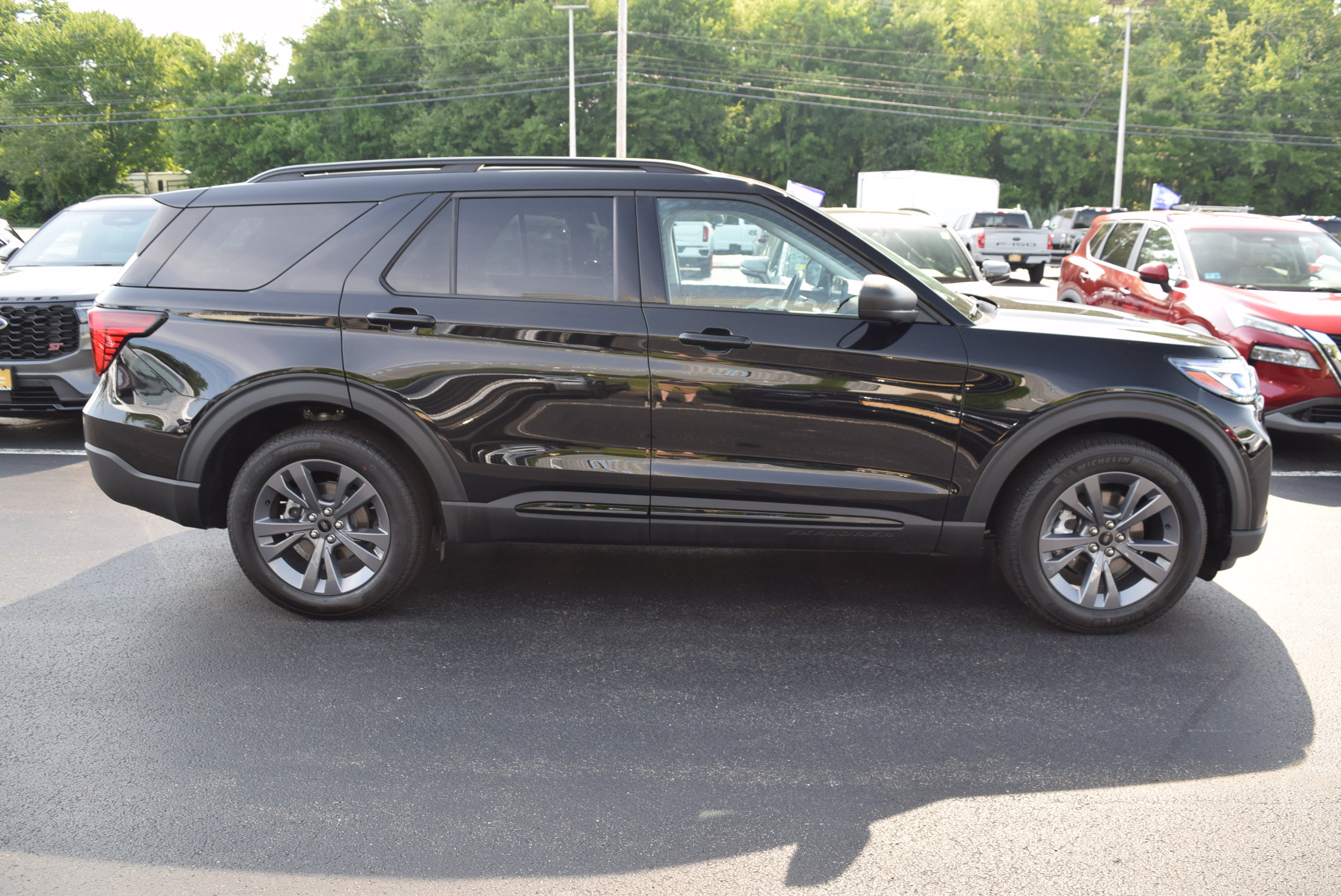 Used 2026 Ford Explorer Active w/ Active Comfort Package AWD/4WD image 3