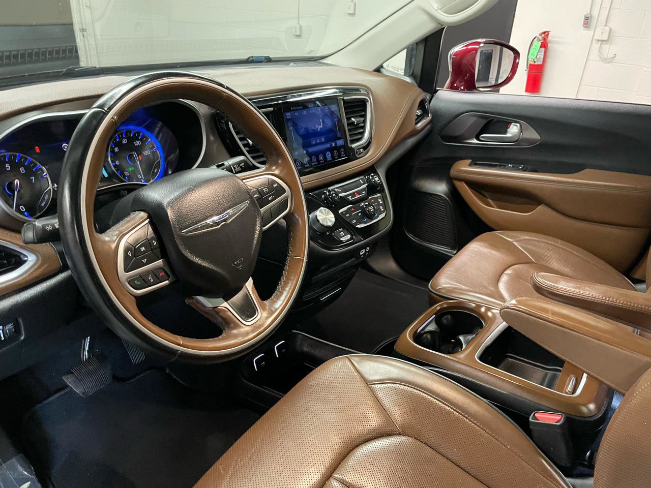 Used 2017 Chrysler Pacifica Limited FWD image 17