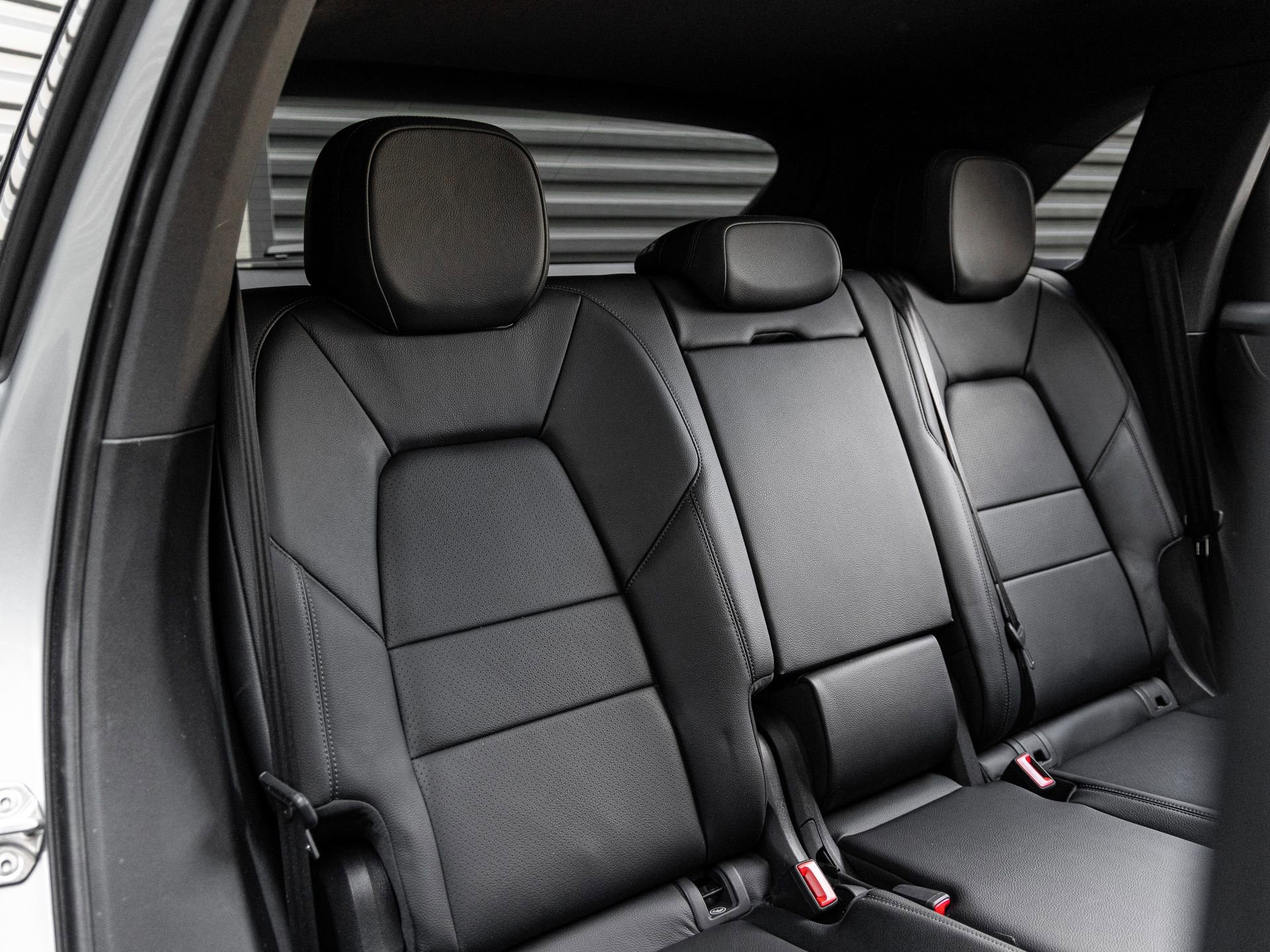 Certified 2025 Porsche Cayenne AWD/4WD image 34