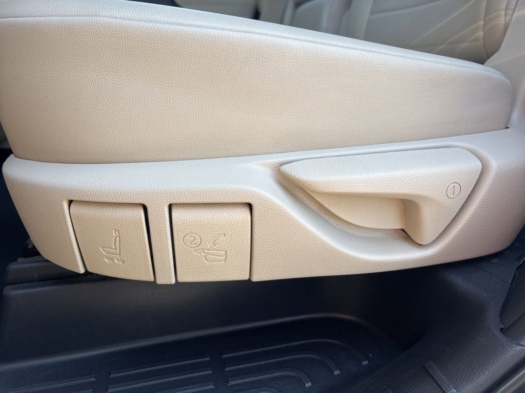 Used 2022 Toyota Highlander XLE AWD/4WD image 29