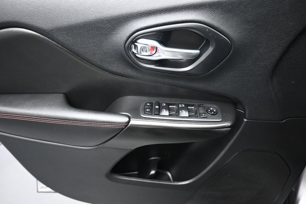Used 2019 Jeep Cherokee Trailhawk AWD/4WD image 10