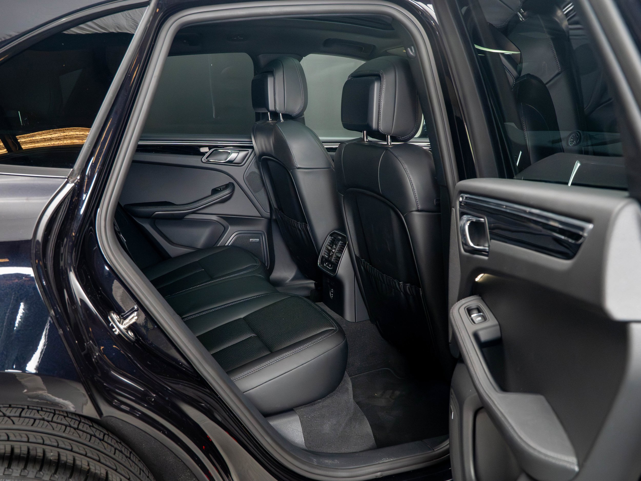 Certified 2025 Porsche Macan AWD/4WD image 39