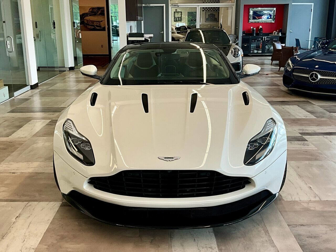 Used 2018 Aston Martin DB11 V12 image 5