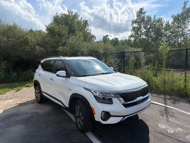 Certified 2023 Kia Seltos SX w/ SX Sunroof Package AWD/4WD image 3