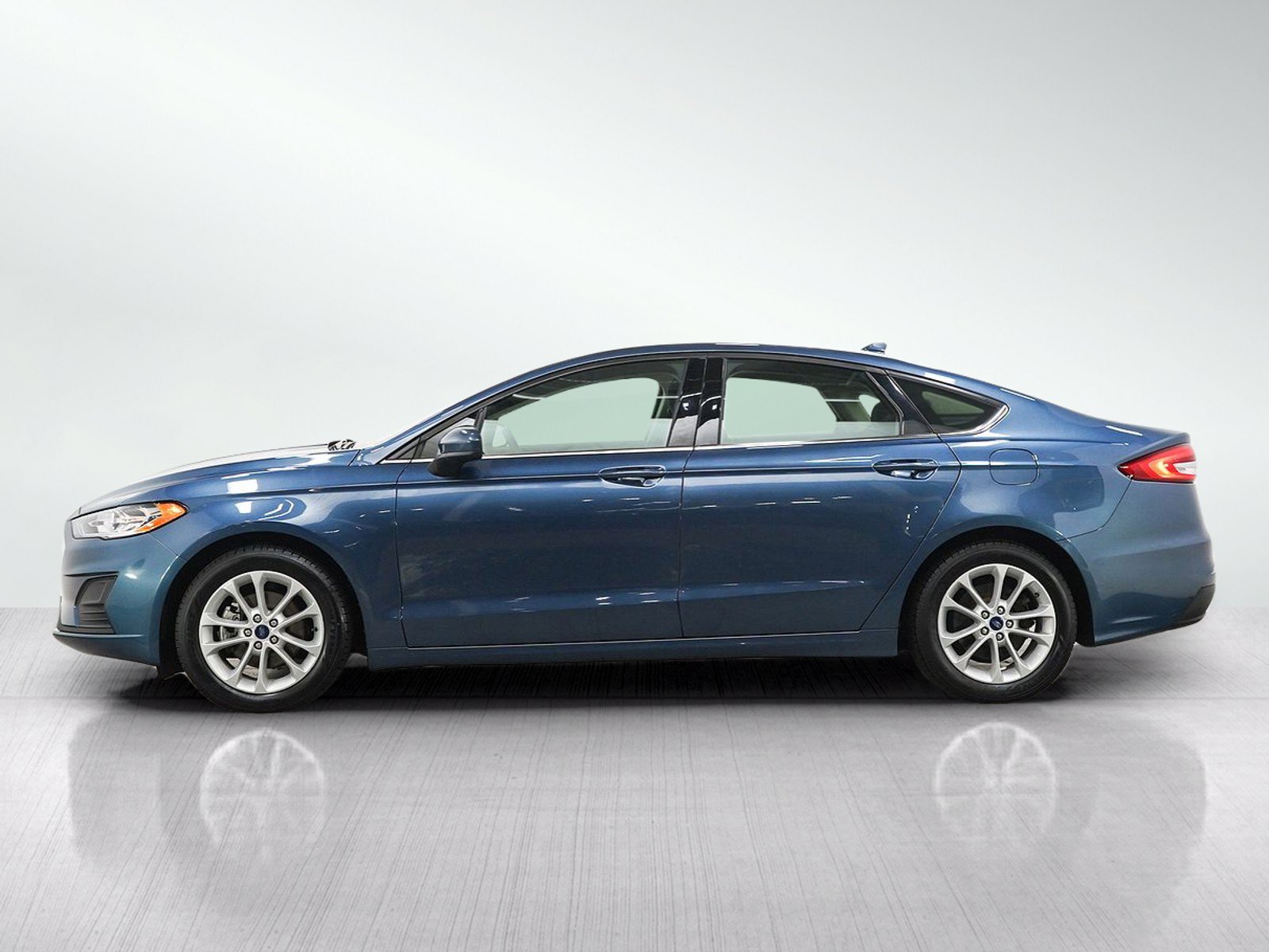 Used 2019 Ford Fusion SE FWD image 2