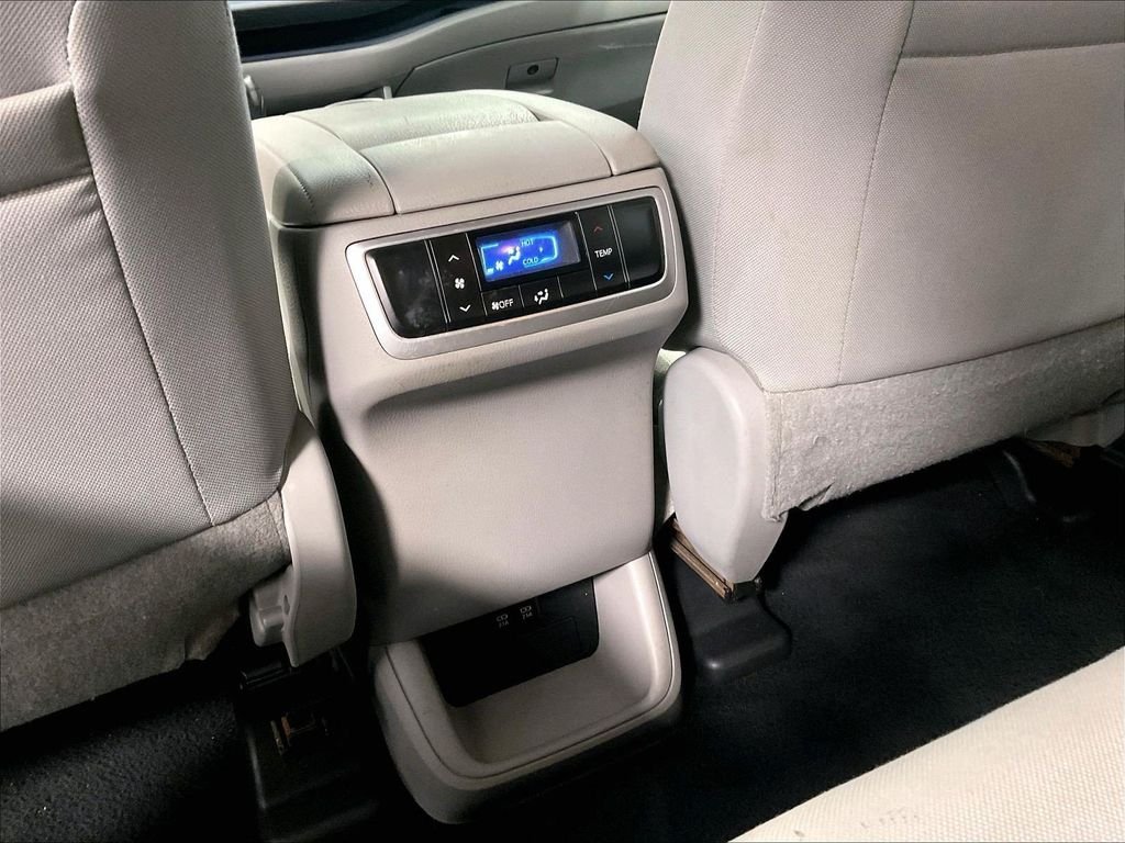 Used 2019 Toyota Highlander LE AWD/4WD image 28