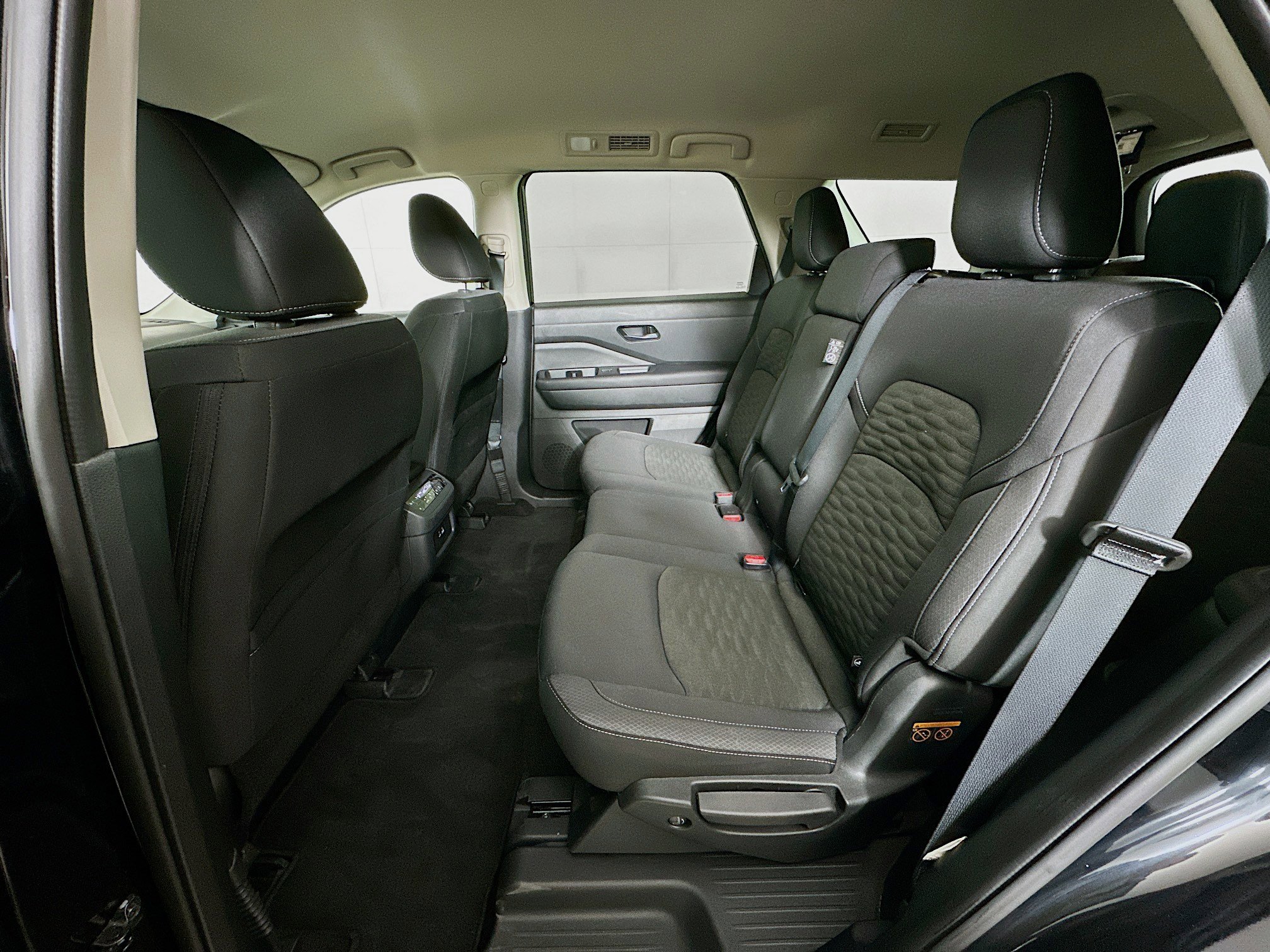 Used 2025 Nissan Pathfinder SV image 28