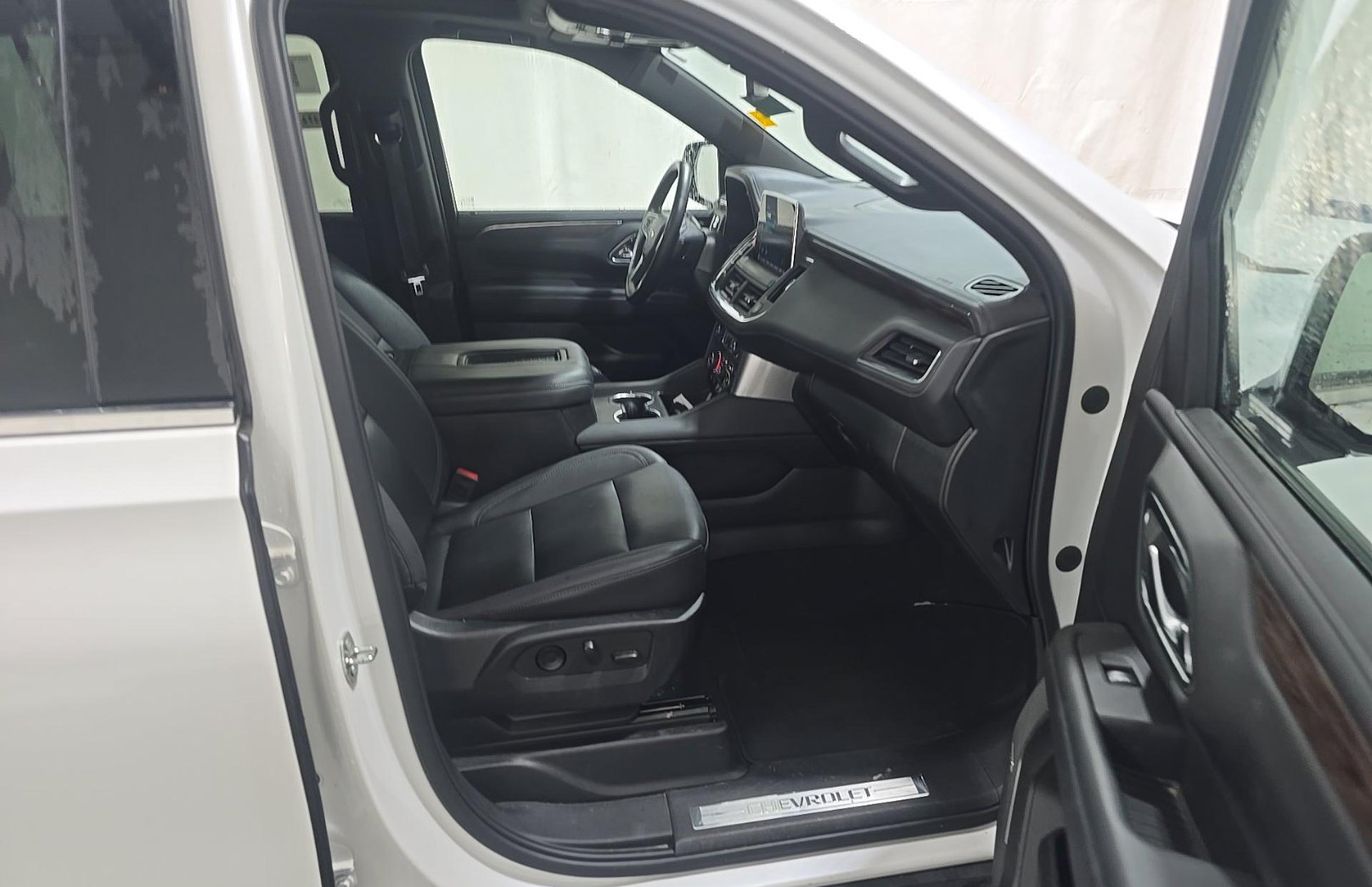 Used 2023 Chevrolet Suburban LT w/ Luxury Package AWD/4WD image 8