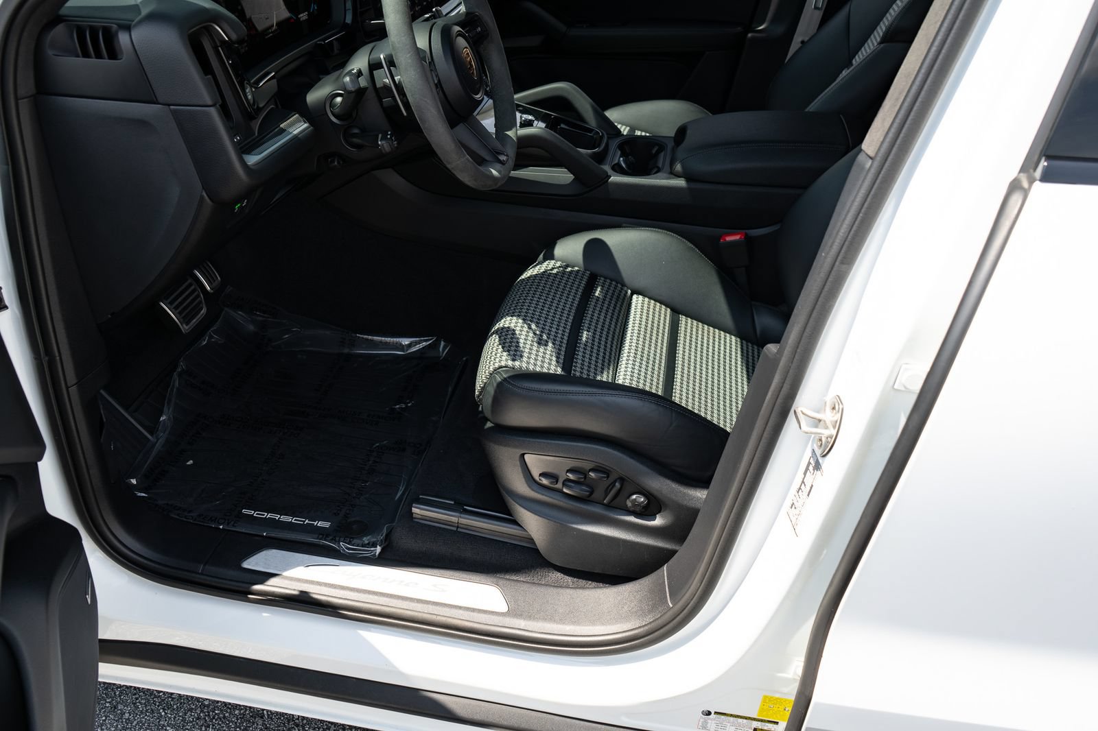 Used 2024 Porsche Cayenne S AWD/4WD image 34