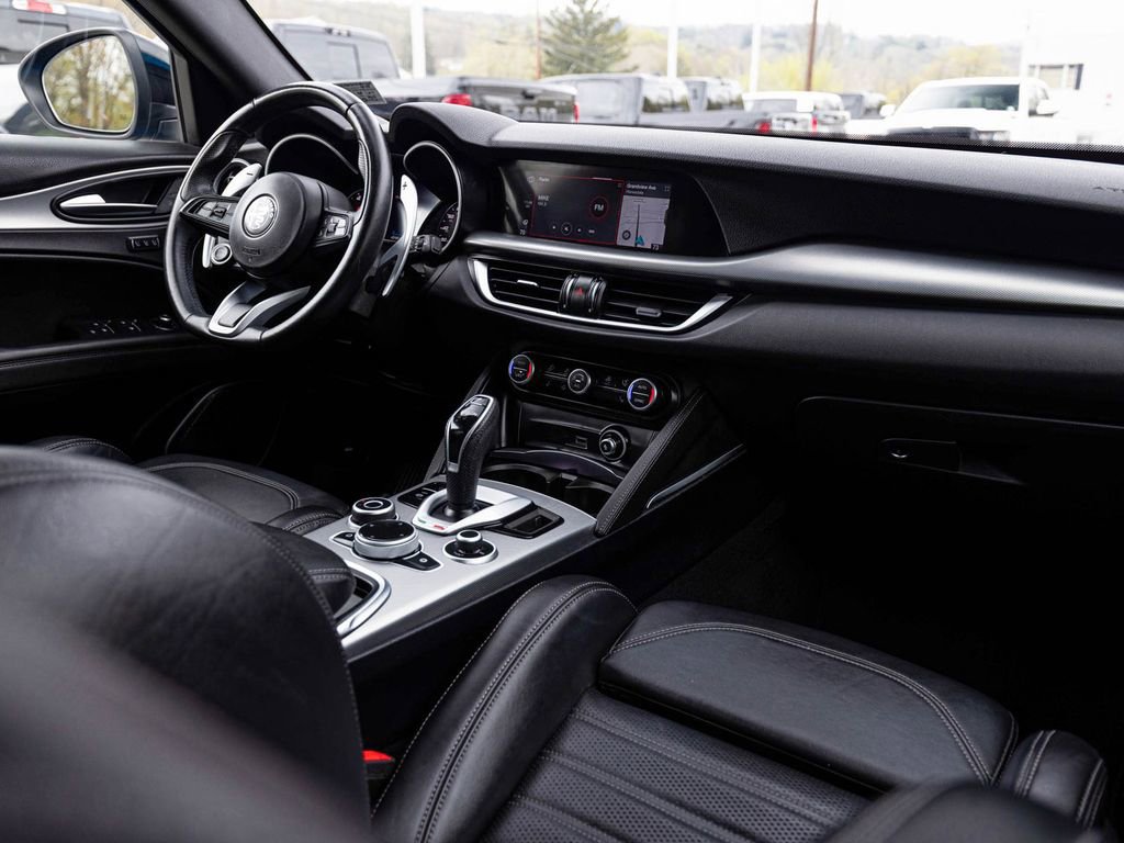 Used 2022 Alfa Romeo Stelvio Veloce AWD/4WD image 31