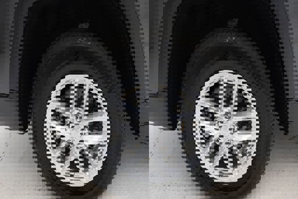 Used 2025 Jeep Grand Cherokee L Laredo image 9