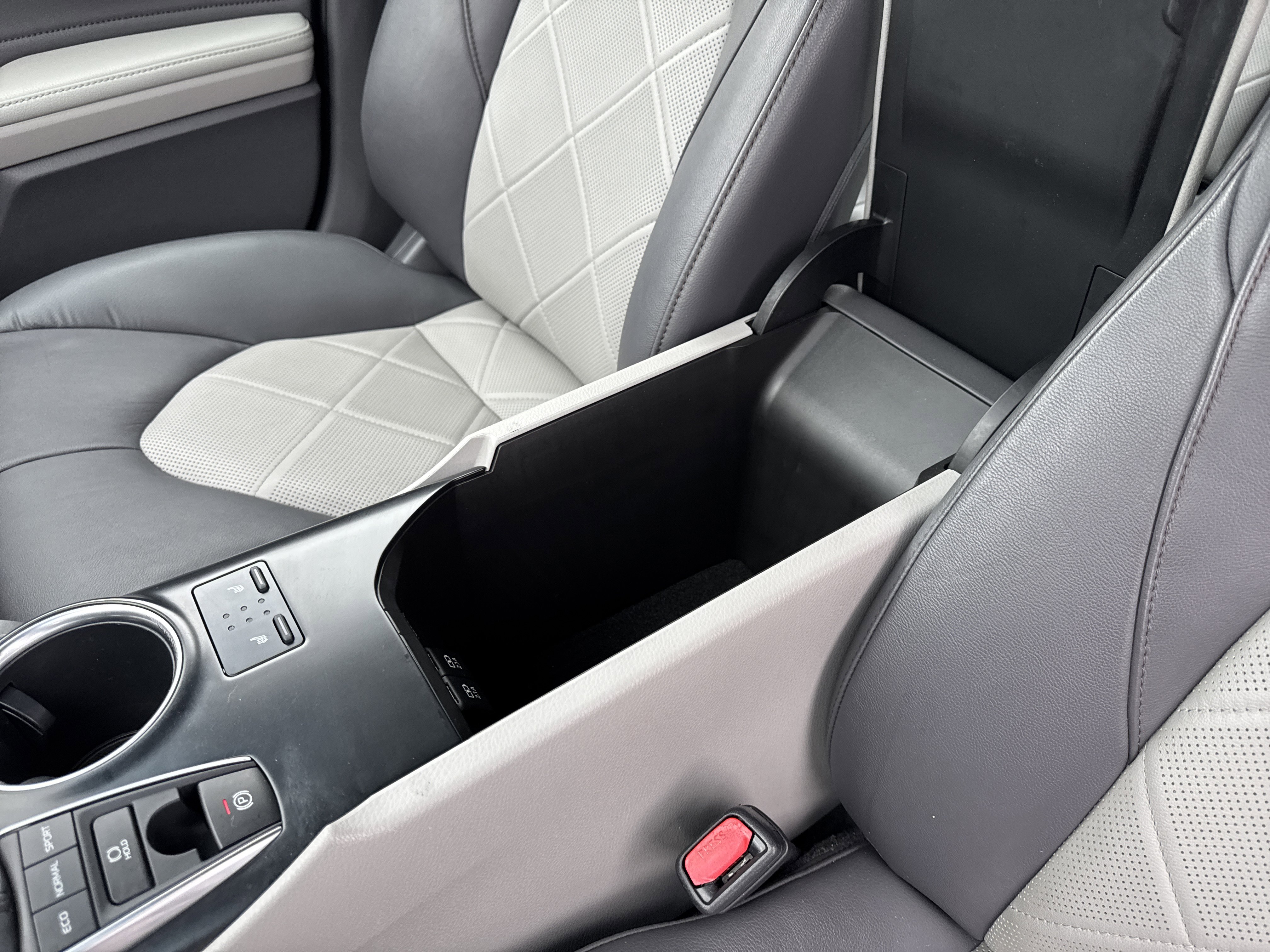 Used 2018 Toyota Camry XLE FWD image 15