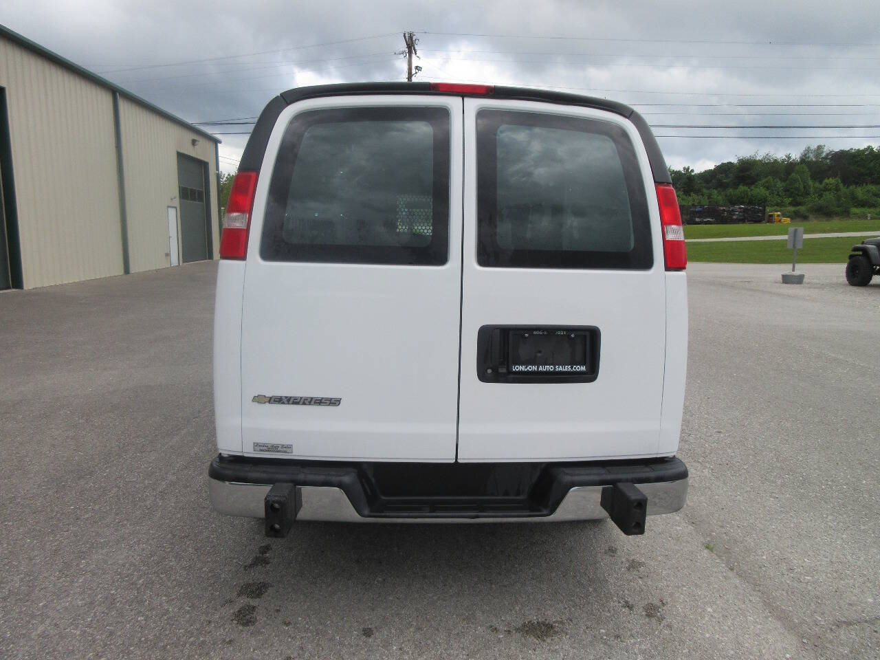 Used 2024 Chevrolet Express 2500 w/ Driver Convenience Package RWD image 5