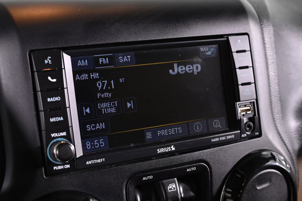 Used 2015 Jeep Wrangler Unlimited Sahara w/ Dual Top Group AWD/4WD image 18