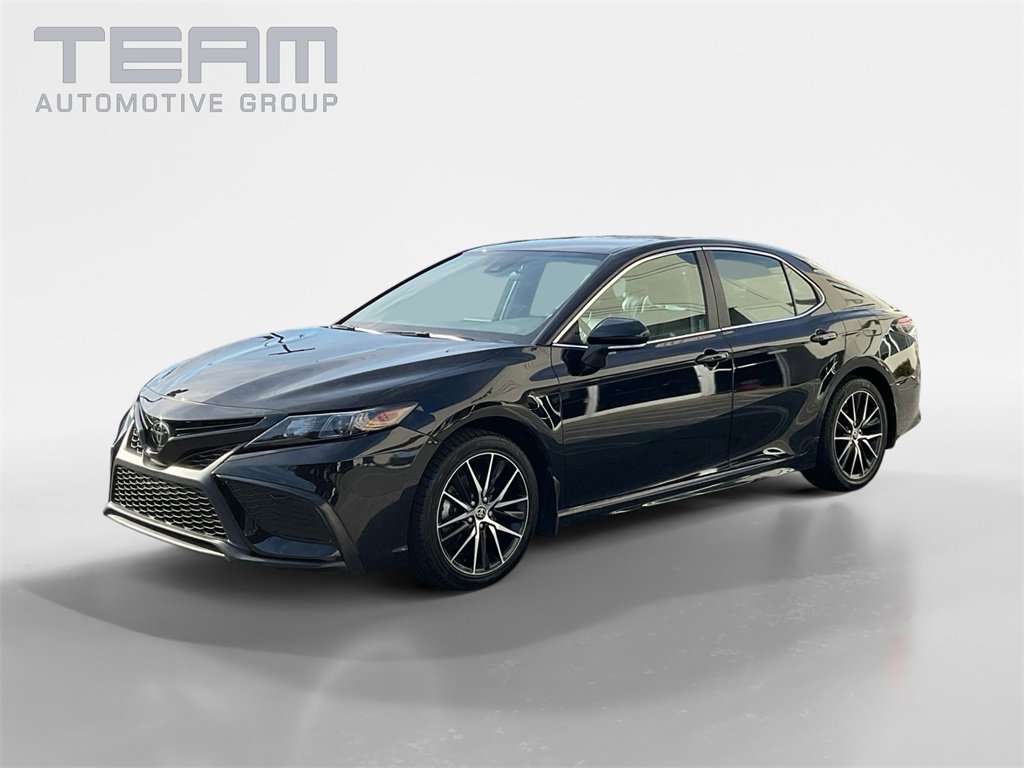 Used 2024 Toyota Camry SE image 3