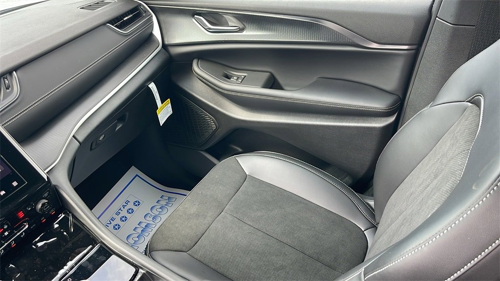 New 2025 Jeep Grand Cherokee L Laredo image 16