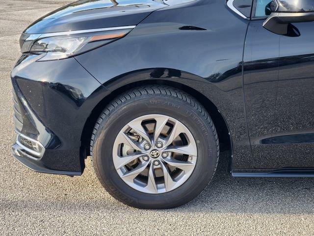 Used 2023 Toyota Sienna XLE FWD image 5