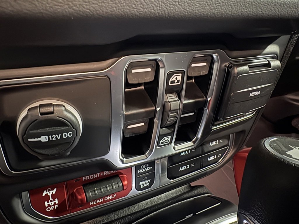 Used 2025 Jeep Wrangler Rubicon w/ Technology Group image 17