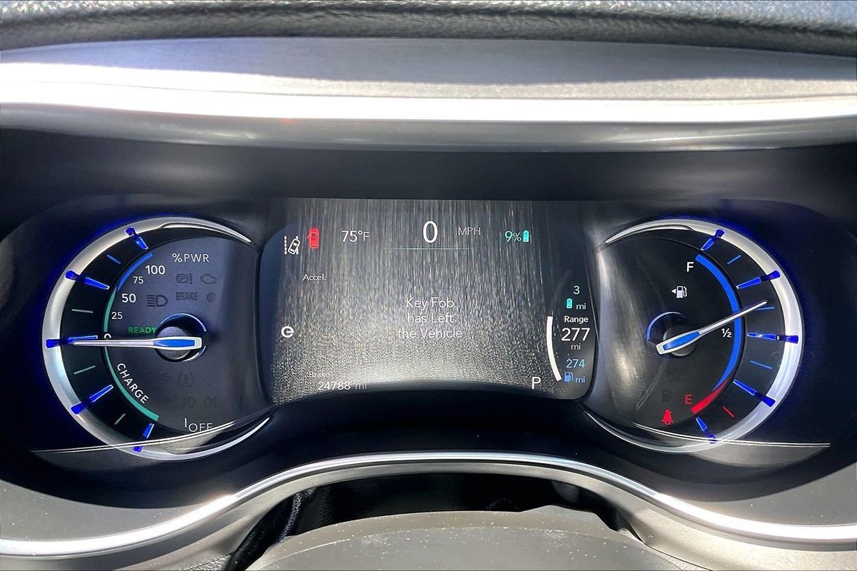 Used 2022 Chrysler Pacifica Limited w/ Uconnect Theater Family Group FWD image 15